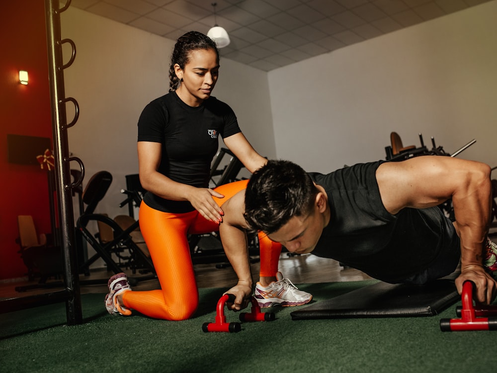 Entrenadora de BISSAR acompañando y corrigiendo a un cliente durante su sesión